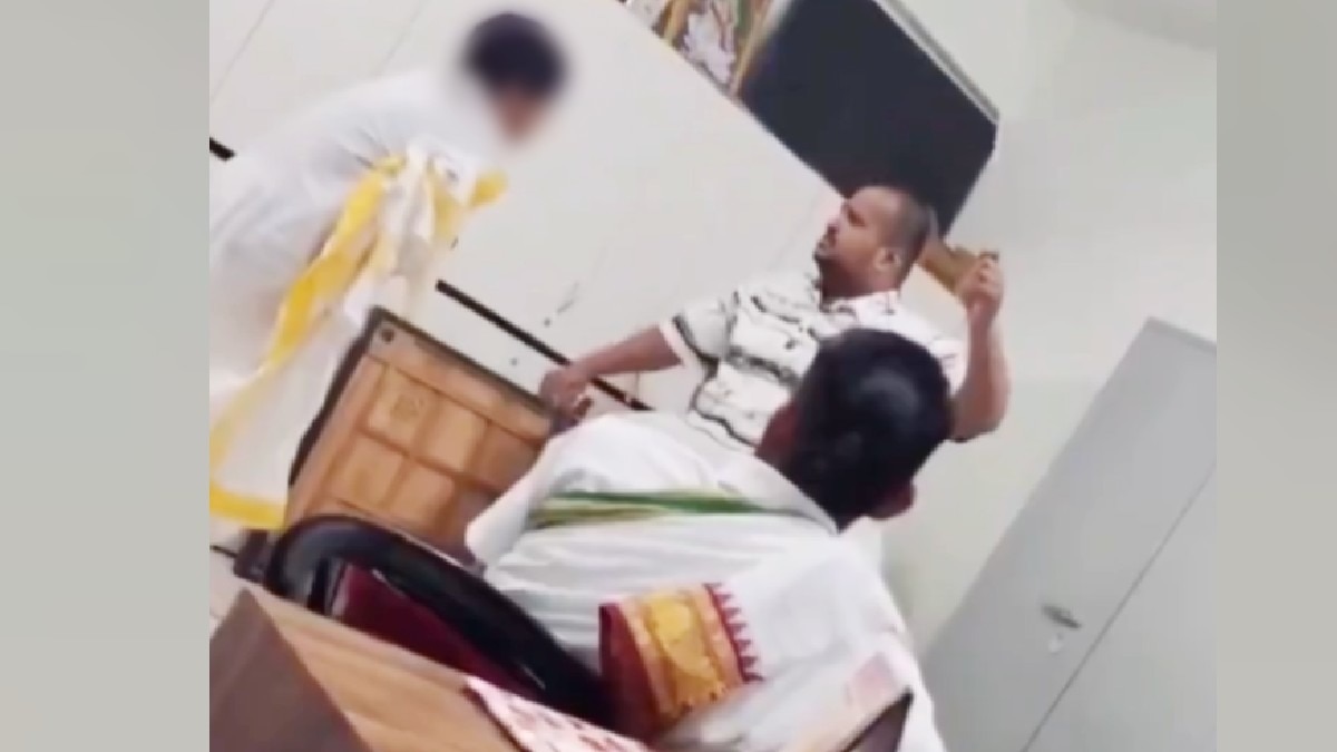 पिटाई की घटना पर पुलिस ने लिया एक्शन.(Photo:Screengrab)