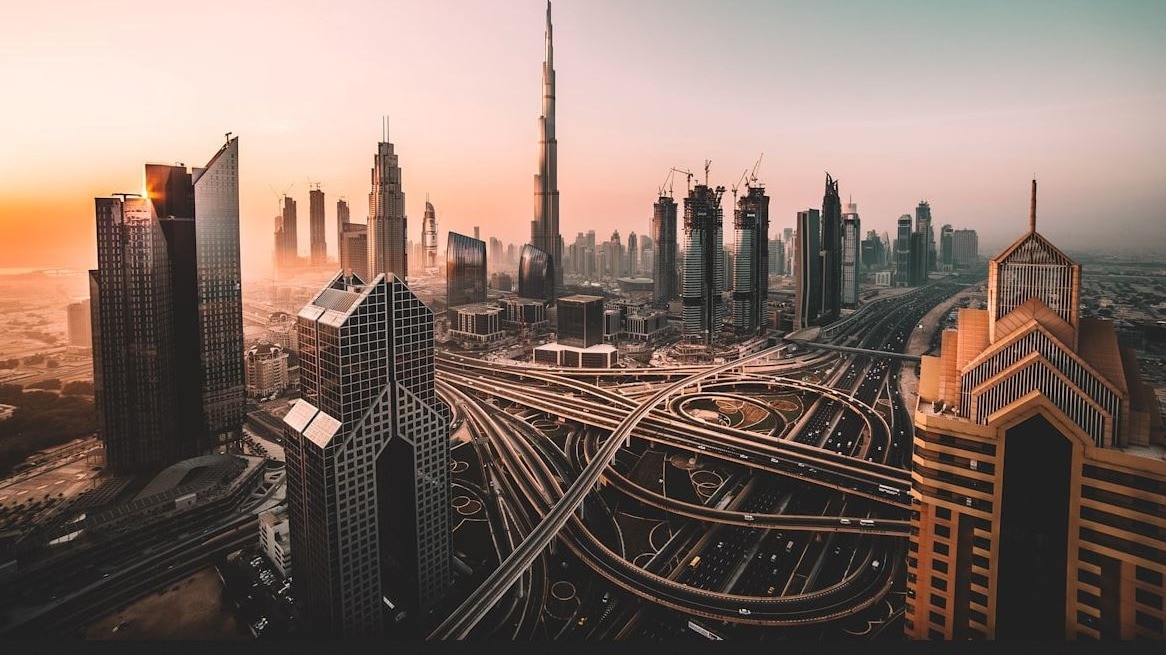 जंग से मिडिल ईस्ट में सन्नाटा पसर गया है और पर्यटन-एयरलाइन इंडस्ट्री संकट में है.