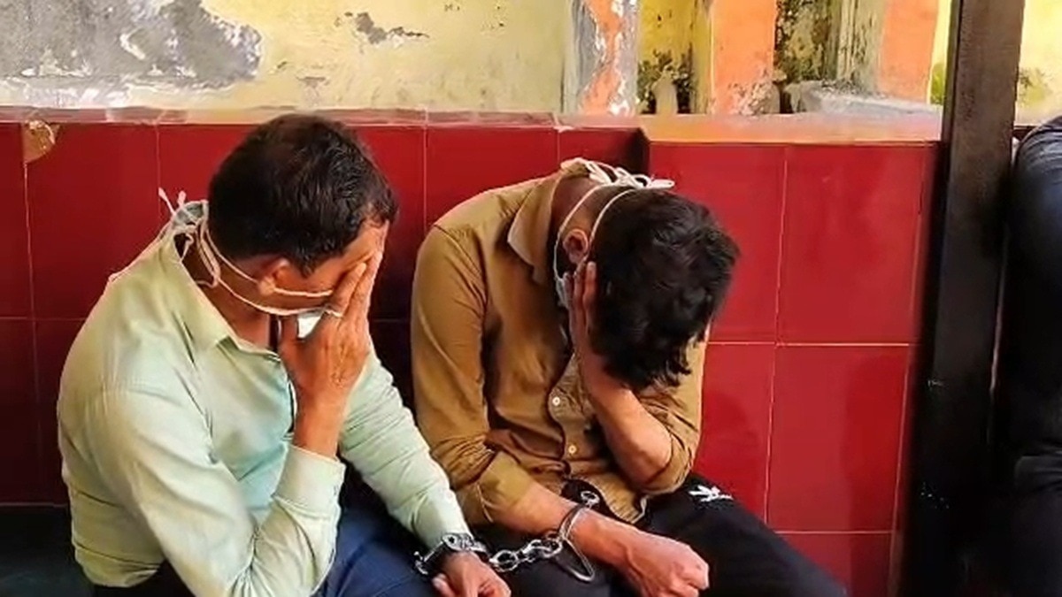 छापेमारी के दौरान गिरफ्तार सेक्स रैकेट में शामिल आरोपी. (Photo: Jagat gautam/ITG)