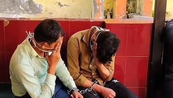 छापेमारी के दौरान गिरफ्तार सेक्स रैकेट में शामिल आरोपी. (Photo: Jagat gautam/ITG) छापेमारी के दौरान गिरफ्तार सेक्स रैकेट में शामिल आरोपी. (Photo: Jagat gautam/ITG)