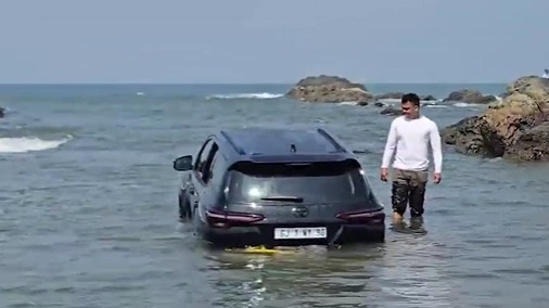 गोवा बीच पर समुद्र में बहने लगी फॉर्च्यूनर (Photo - Screengrab/ITG)