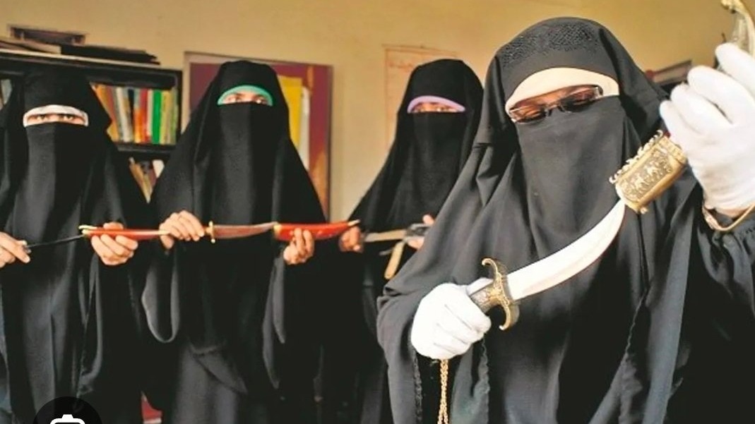 कश्मीर की कट्टरपंथी अलगाववादी नेता आसिया अंद्राबी (दाहिनी ओर) और उनकी तीन अन्य साथी. (File Photo:ITG)