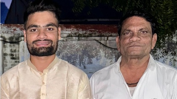 क्र‍िकेटर रिंकू सिंह अपने पिता के साथ, अब वो दुन‍िया में नहीं रहे, Image Credit: Rinku Singh Instagram Account