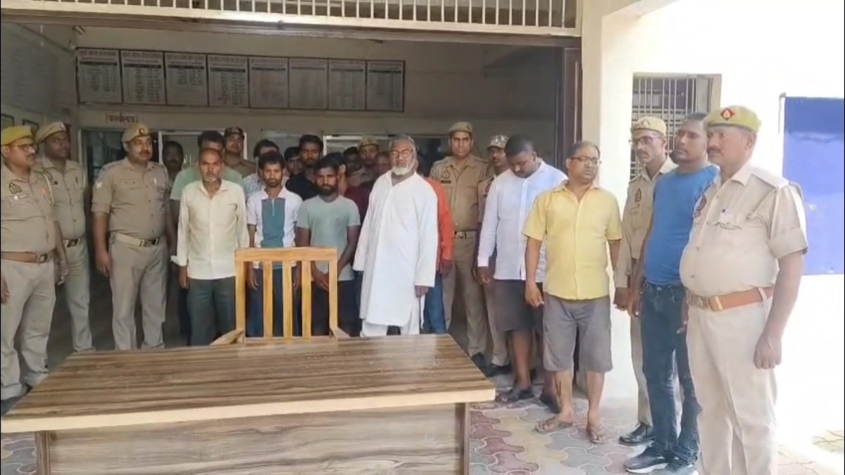 पुलिस की गिरफ्त में आरोपी. Photo ITG