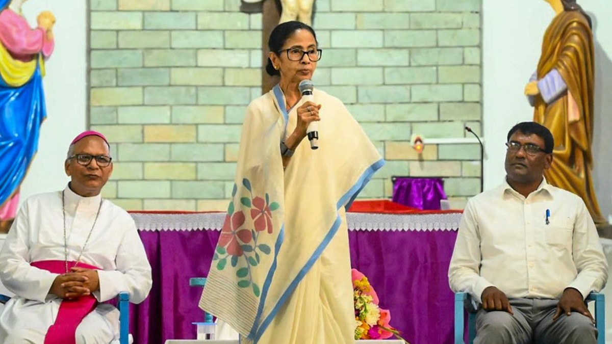 बंगाल सीएम ममता बनर्जी ने जलपाईगुड़ी के सेंट लूसी चर्च जाकर प्रार्थना सभा में भी हिस्सा लिया. (Photo- PTI)