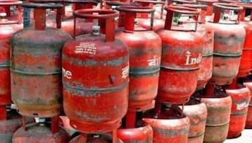 सिलेंडरों की कालाबाजारी रोकने के लिए मारे गए छापे. (Photo: Representational) सिलेंडरों की कालाबाजारी रोकने के लिए मारे गए छापे. (Photo: Representational)