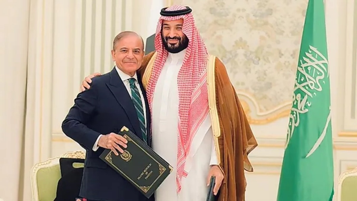 पाकिस्तान के प्रधानमंत्री शहबाज शरीफ (L) और सऊदी अरब के क्राउन प्रिंस मोहम्मद बिन सलमान. (Photo: AP)