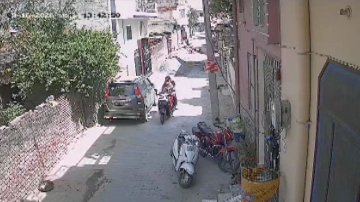 सीसीटीवी में बहन के साथ दिखी टीचर की पत्नी. (Photo: Screenghrab)