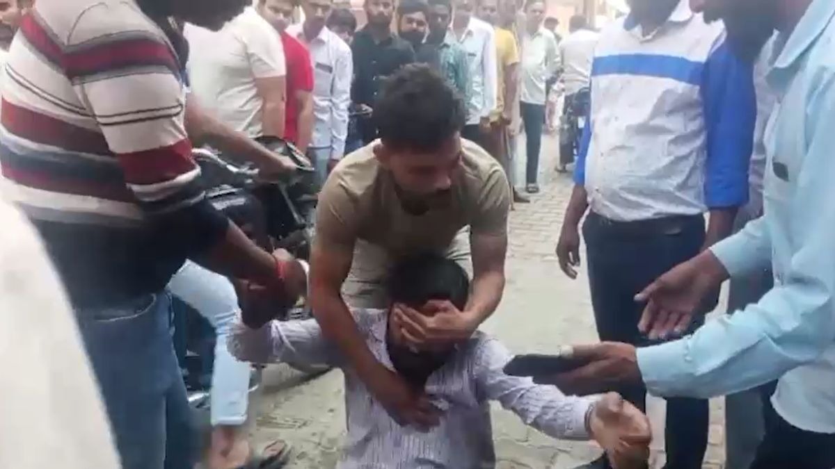 अचेत होकर गिरा युवक. (Photo: Screengrab)