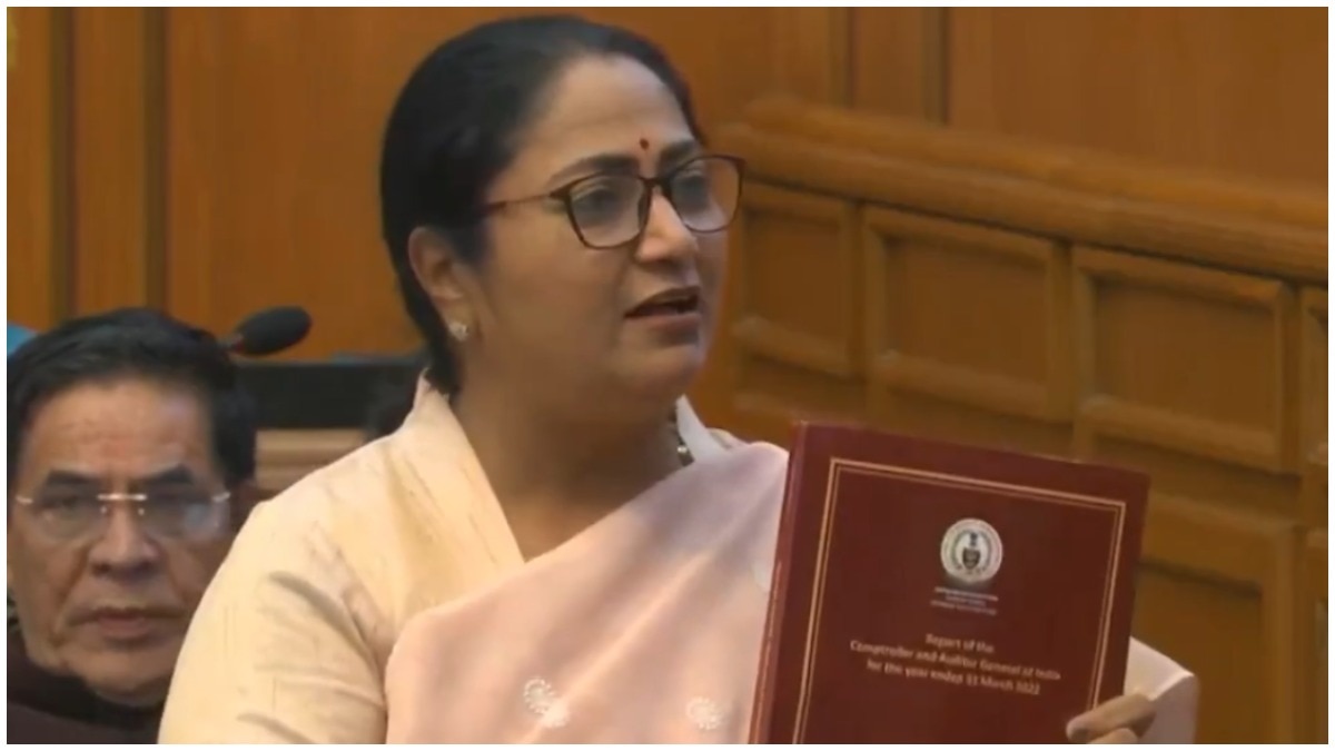 दिल्ली विधानसभा में केजरीवाल के 'विवादित सरकारी बंगले' पर कैग की रिपोर्ट दिखातीं CM रेखा गुप्ता. (Photo: X/@BJP4Delhi)