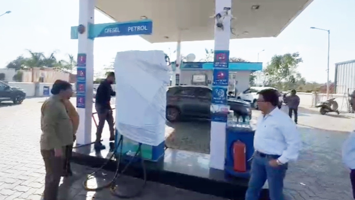 जिला आपूर्ति नियंत्रक ने टीम के साथ मारी रेड.(Photo:Screengrab)