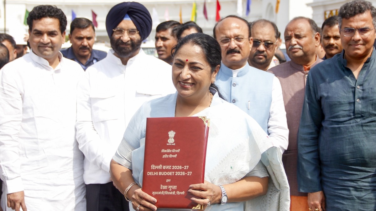 छात्राओं को फ्री साइकिल, पर चलेंगी कहां? दिल्ली सरकार की योजना पर बड़ा सवाल