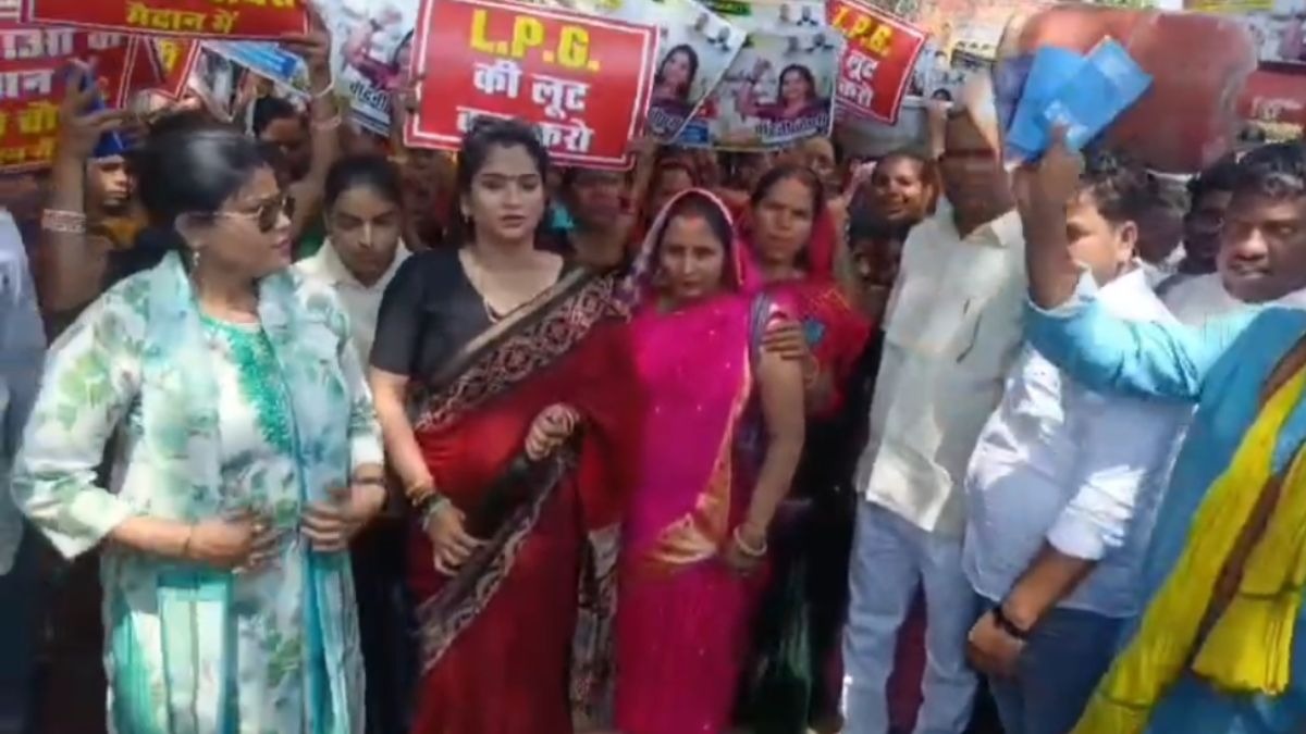 हाथ में बेलन और खाली सिलेंडर... सड़कों पर उतरकर महिलाओं ने किया प्रदर्शन