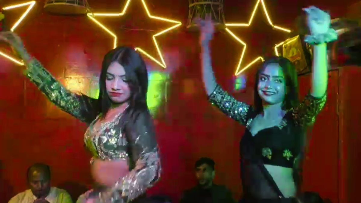 काशी के महाश्मशान में नगरवधुओं का डांस. (Photo: Screengrab)