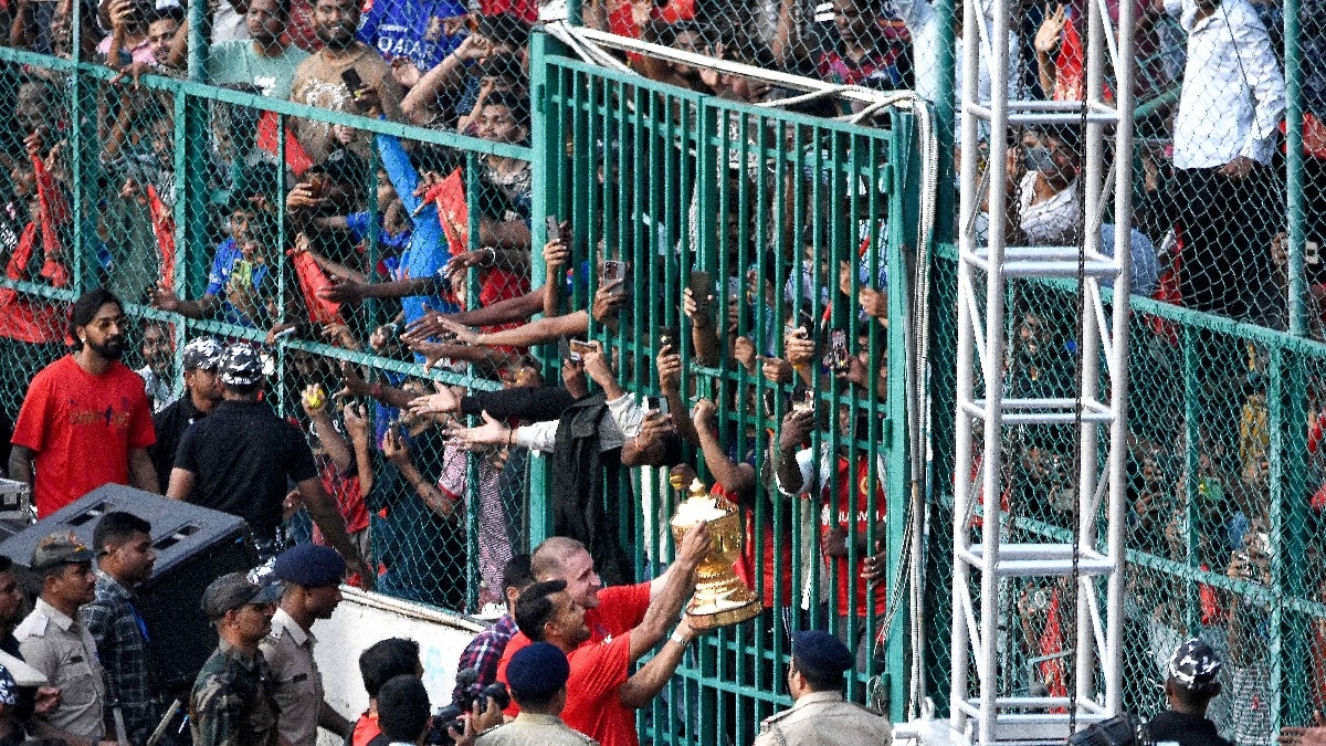 इस बार आईपीएल में ओपन‍िंग सेरेमनी नहीं होगी, यह फोटो प‍िछले साल 2025 में तब का है जब RCB की टीम चैम्प‍ियन बनकर च‍िन्नास्वामी स्टेडयिम पहुंची थी (Photo: AFP)