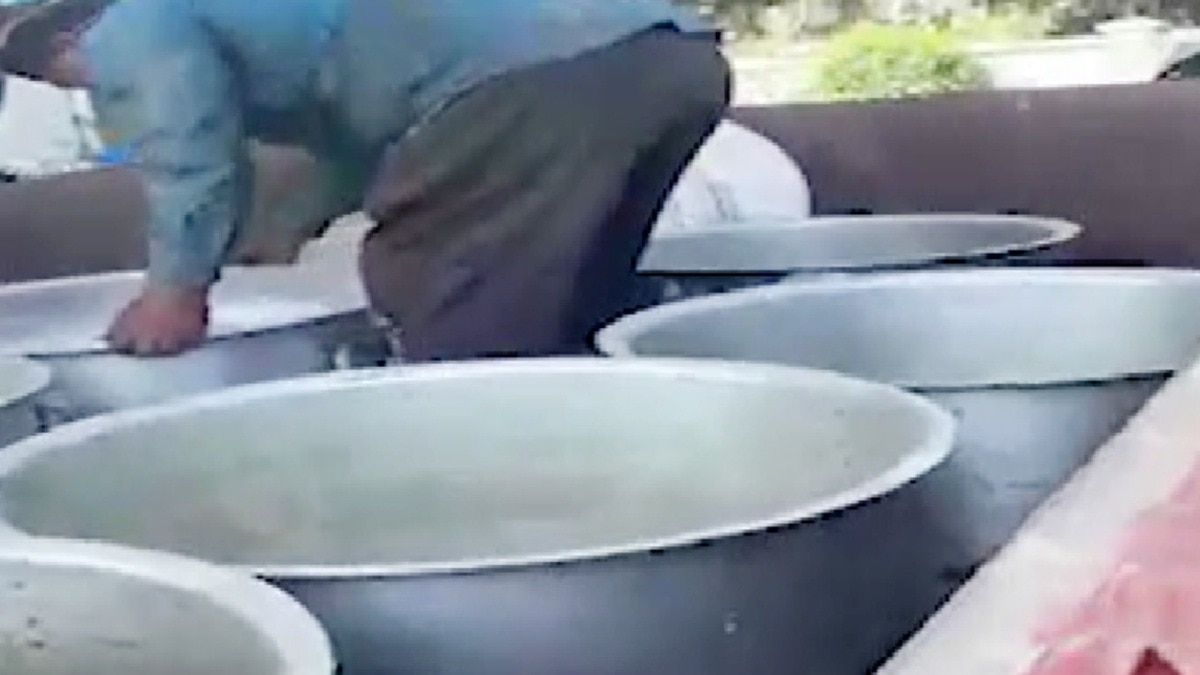 देवरिया में पेट्रोल के लिए मची लूट जैसे हालात.(Photo:Screengrab)