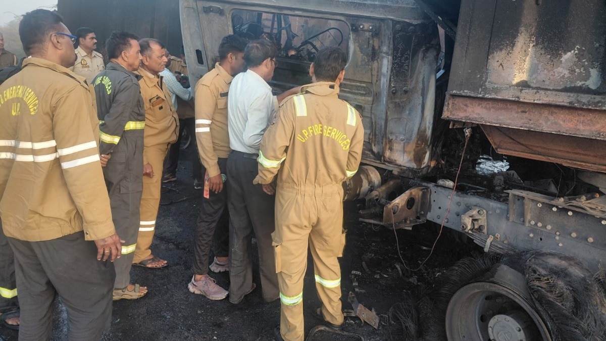 बांदा में ट्रक हादसे के बाद मौके पर मौजूद पुलिस (Photo- ITG)