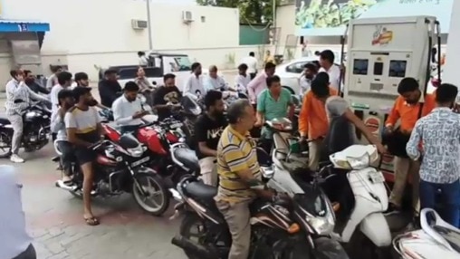 पेट्रोल-डीजल के लिए घंटों कतार में खड़े लोग.(Photo: Screengrab)