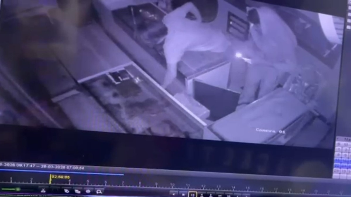 3 बजे का सन्नाटा और ज्वेलरी शॉप पर धावा! शटर उखाड़कर लाखों के गहने ले उड़े चोर