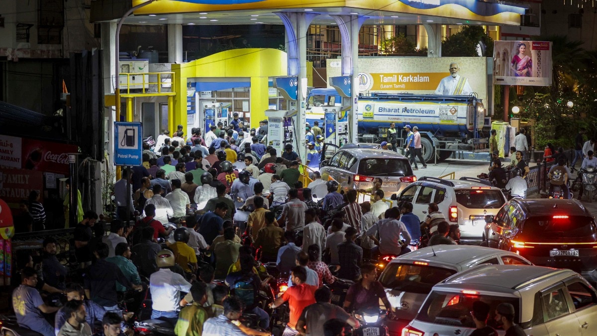 यूपी के प्रयागराज में पेट्रोल-पंपों पर लंबी-लंबी कतारें देखी गईं. (File Photo-PTI)