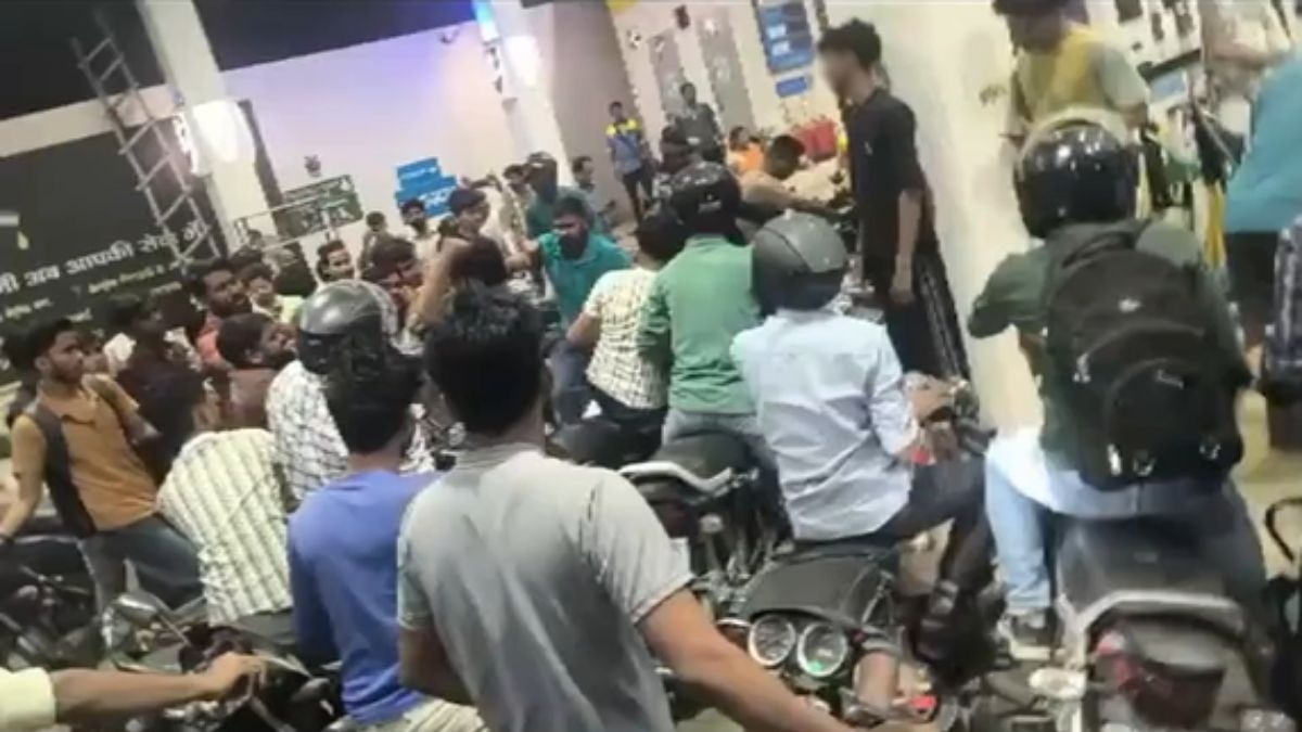 गोरखपुर में पेट्रोल पंप पर मारपीट. (Photo: Screengrab)