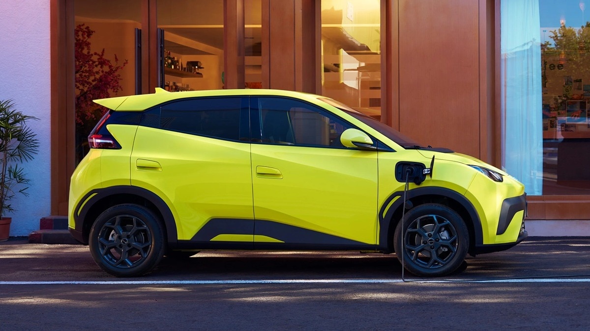 4.9 सेकंड में रफ्तार, 380Km की रेंज, इतने में आती है BYD की सबसे छोटी कार