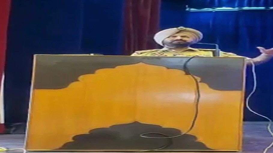 लिस अधिकारी गुरदेव सिंह की ईमानदारी इन दिनों सोशल मीडिया पर खूब चर्चा में है. ( Photo: ITG)