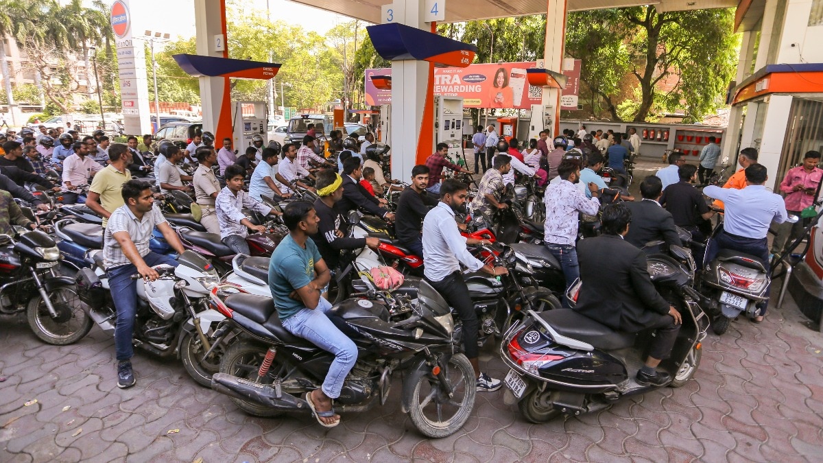 अफवाह प्रधान देश... भारत में यूं ही नहीं लग रही पेट्रोल पंपों पर कतार