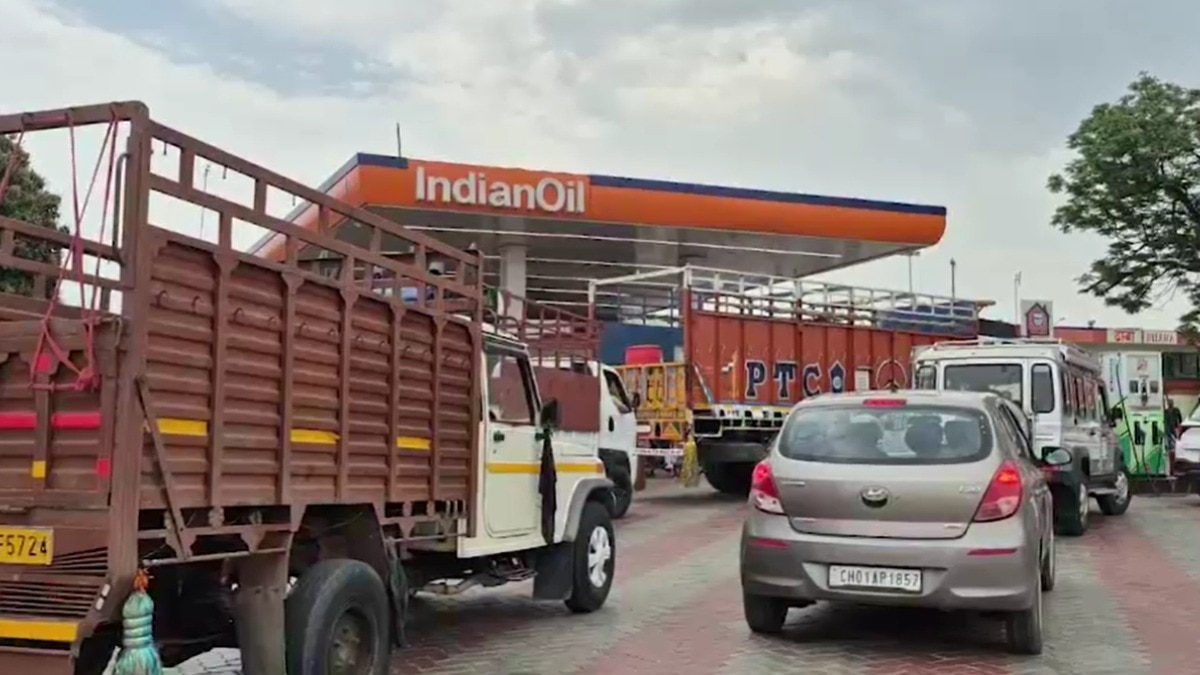 सोशल मीडिया पर फैल रही अफवाहों के बाद पेट्रोल पंपों पर भीड़ देखने को मिली है. (Photo: ITG)