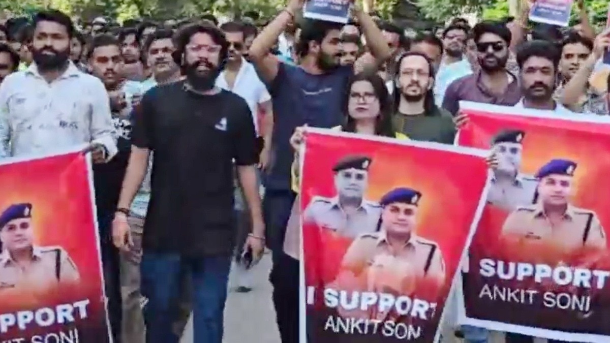 IPS अफसर के ट्रांसफर पर बवाल... सड़कों पर उतरी जनता, कहा- हमें अपना पुलिस कप्तान वापस चाहिए