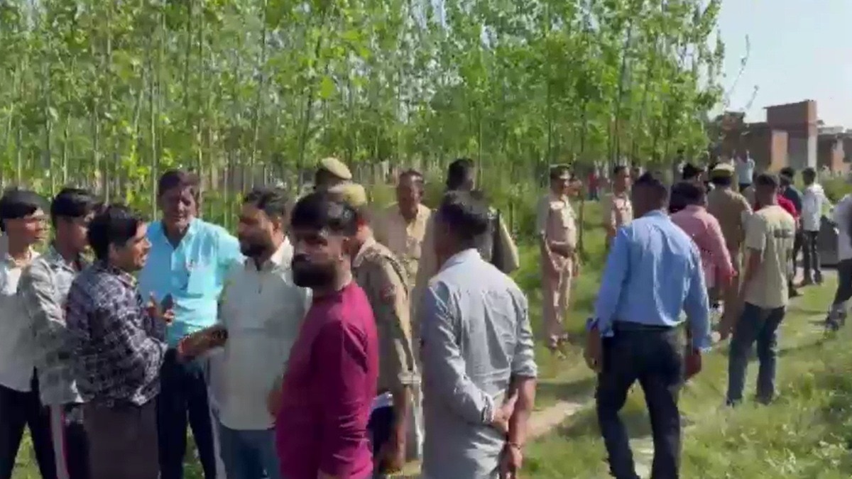 खेतों में गोवंश के अवशेष मिलने से बवाल, बजरंग दल कार्यकर्ताओं ने किया हंगामा