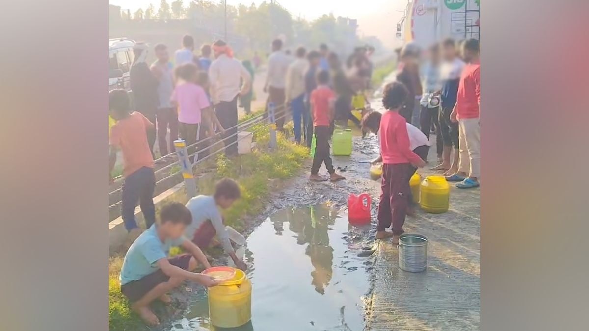 हाइवे पर डीजल भरने की मच गई होड़. (Photo: ITG)