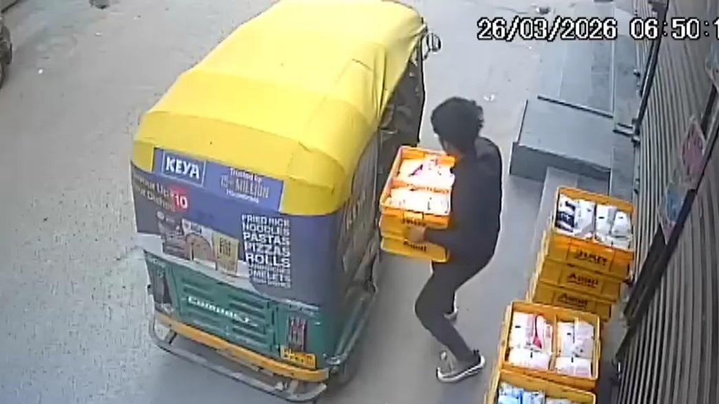 डेयरी से दूध चुराकर ऑटो में रखता चोर. (Photo: Screengrab)