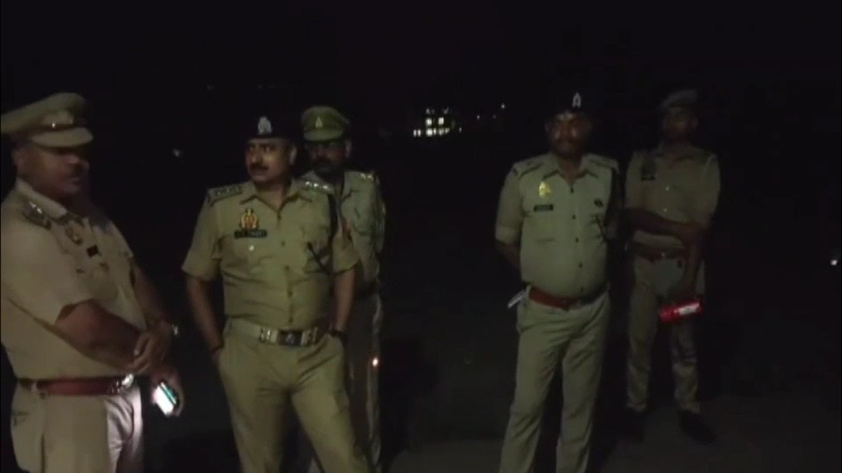 UP: जमीन विवाद में पिता की हत्या, बेटों ने कुल्हाड़ी से काट डाला