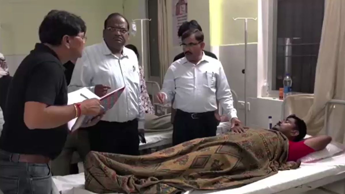 कबाब खाने के बाद फूड पॉइजनिंग के शिकार हुए लोग. (Photo: Screengrab)