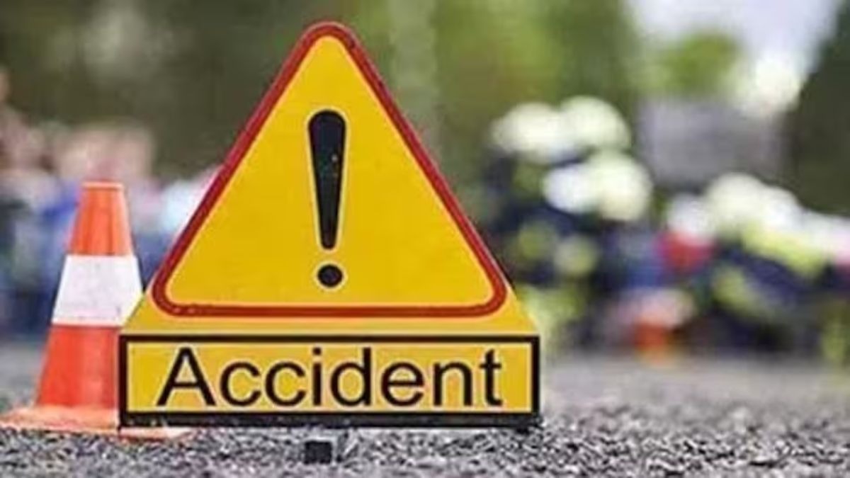 पेड़ से टकराई बस, 40 लोग घायल. (Photo: Representational)