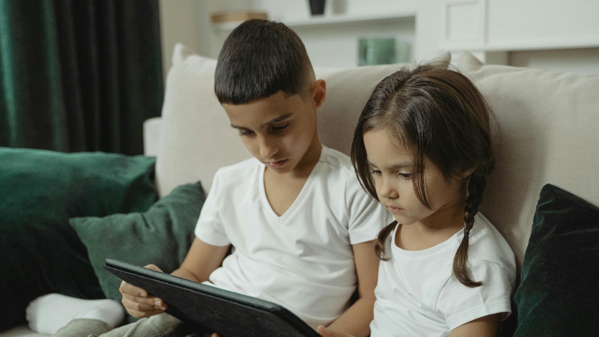 बच्चे बहुत छोटी उम्र में अकेले रह गए थे. ( Photo: Pexels)