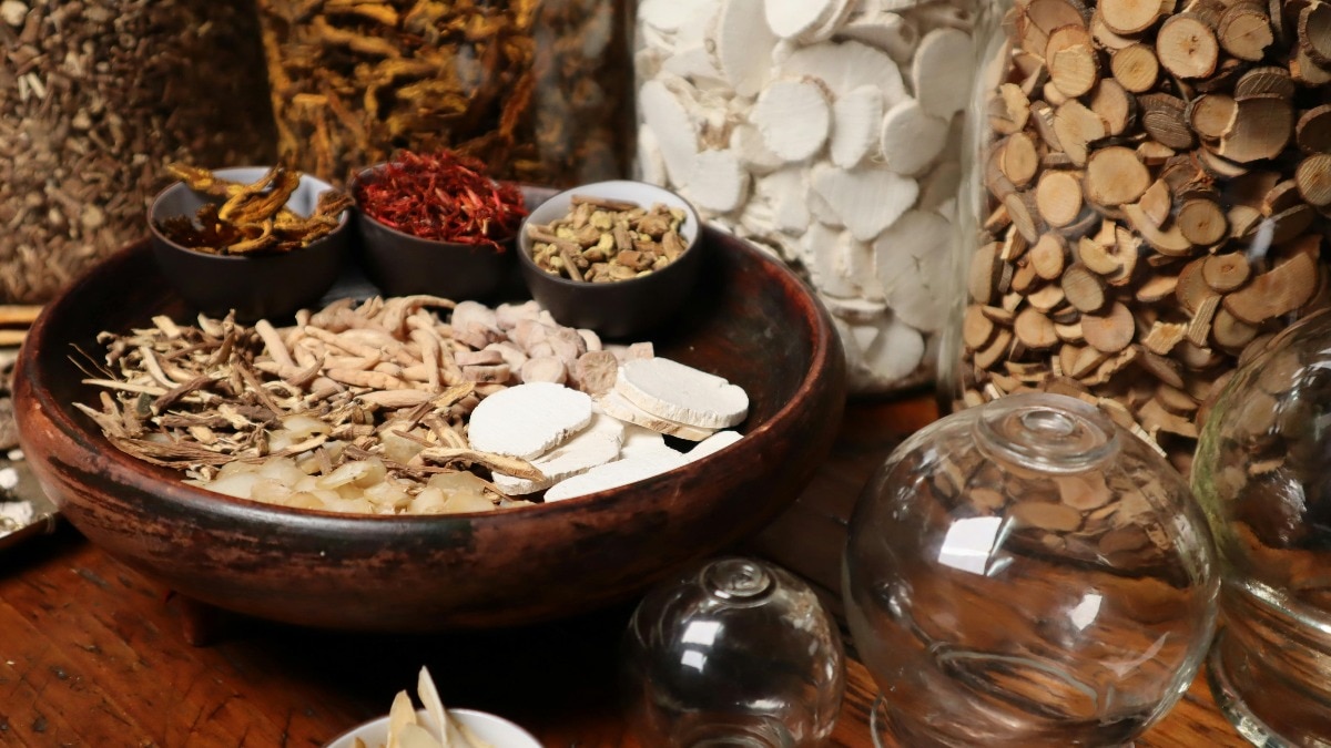 कुछ लोग यह भी मानते हैं कि अगर दवा के अवशेष पर दूसरे लोग चलेंगे, तो बीमारी दूर हो जाएगी. ( Photo: Pexels)