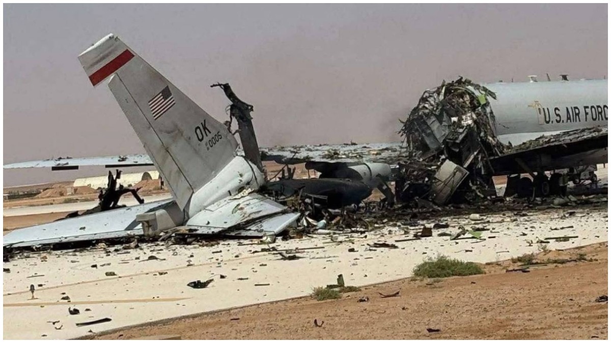सऊदी अरब के प्रिंस सुल्तान एयरबेस पर ईरानी मिसाइल और ड्रोन हमले में  क्षतिग्रस्त अमेरिकी वायु सेना का अवाक्स विमान. (Photo: X/@iribnews_irib)