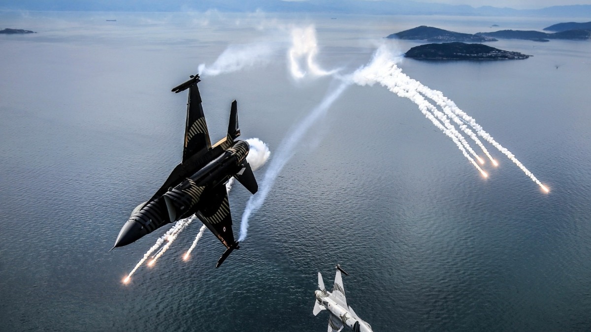 ईरान ने तेल तस्करी के आरोप में नाविकों को हिरासत में लिया था. (Photo- PEXELS)