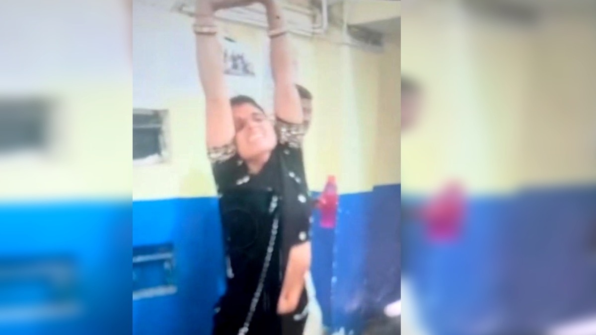 पुलिस थाने में महिला को 'माता की सवारी' आने का दावा.(Photo:Screengrab)