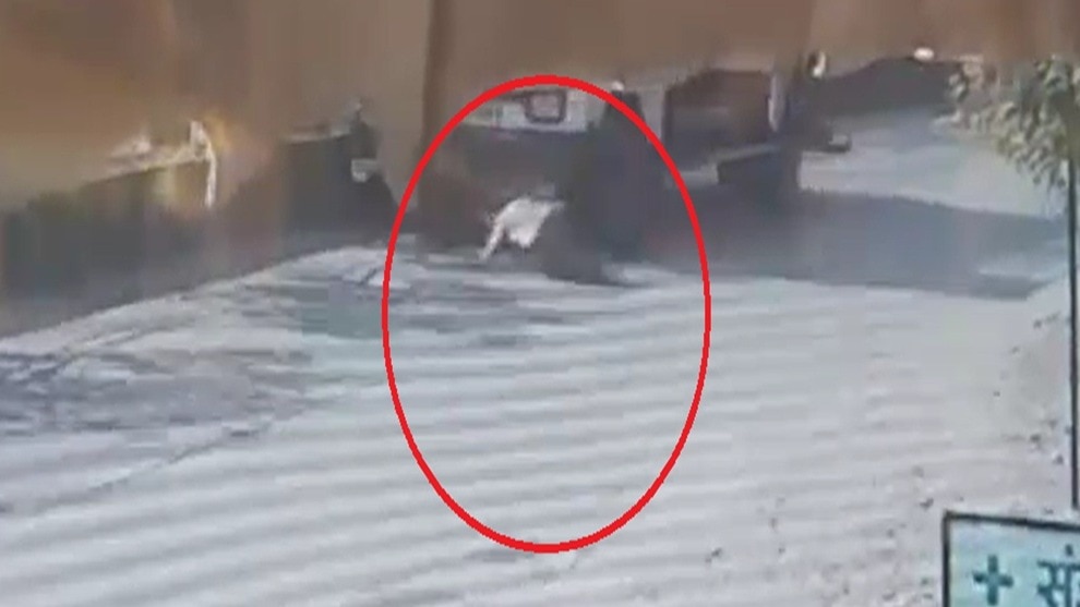 चंद्रपुर में युवक ने टैंकर के नीचे कूदकर दी जान. (Photo: Screengrab)