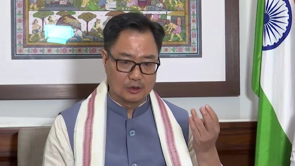 किरेन रिजिजू के साथ प्रतिनिधि मंडल ने चुनाव आयोग से मुलाकात की