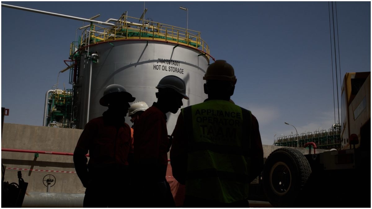 बाड़मेर में हर रोज कई हजार बैरल तेल निकल रहा है. (Photo: Representation, AP)