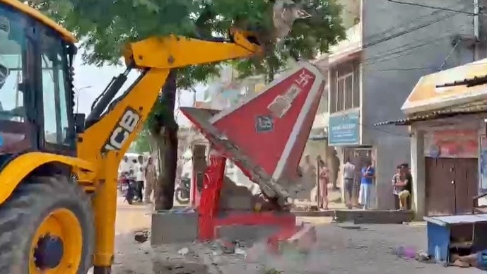 सीतापुर में सड़क से हटाया जा रहा मंदिर (Photo- ITG)