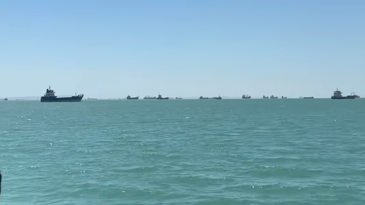 स्ट्रेट ऑफ होर्मुज से सामने आए वीडियो से पता चलता है कि यह समुद्री मार्ग बंद नहीं है बल्कि ईरान के नियंत्रण में है. (Photo: X/@PressTV)