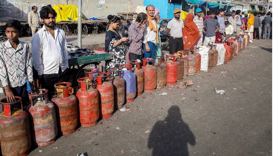 कुछ लोग ब्लैक मार्केट से एलपीजी खरीदने को मजबूर. (Photo: ITG)