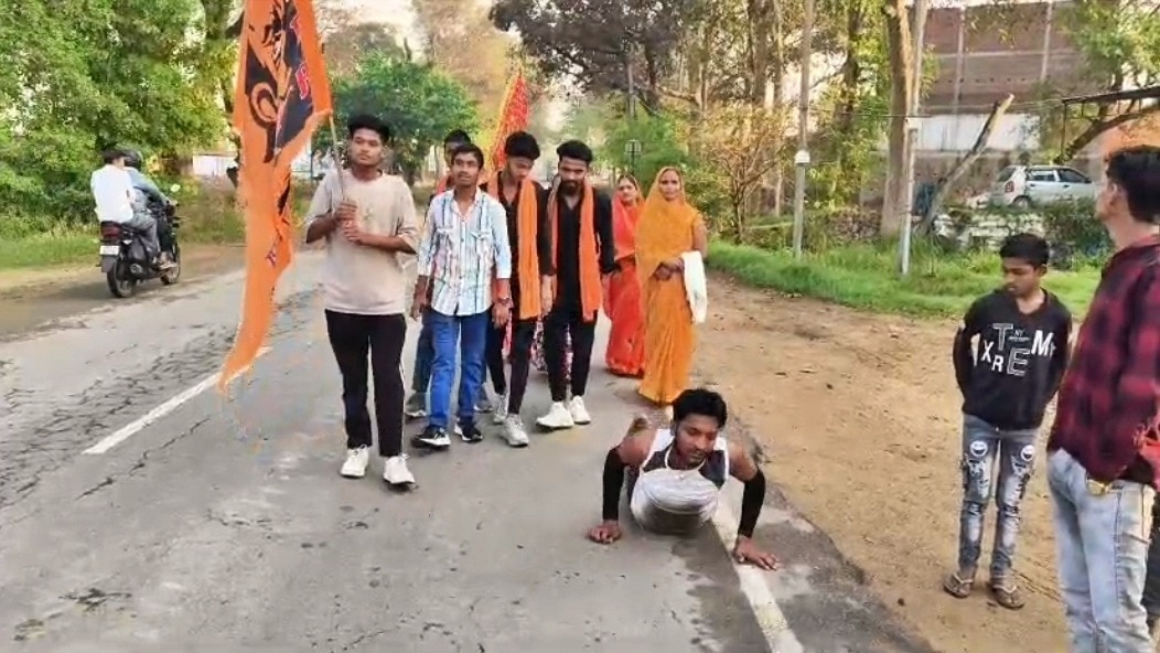 युवक ने पत्नी से विवाद के चलते मंदिर में मांगी थी मन्नत (Photo- ITG)