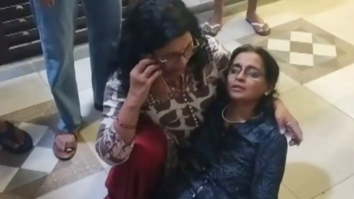 लिफ्ट के अंदर घुटन से बिगड़ी महिला की हालत.(Photo:ITG)