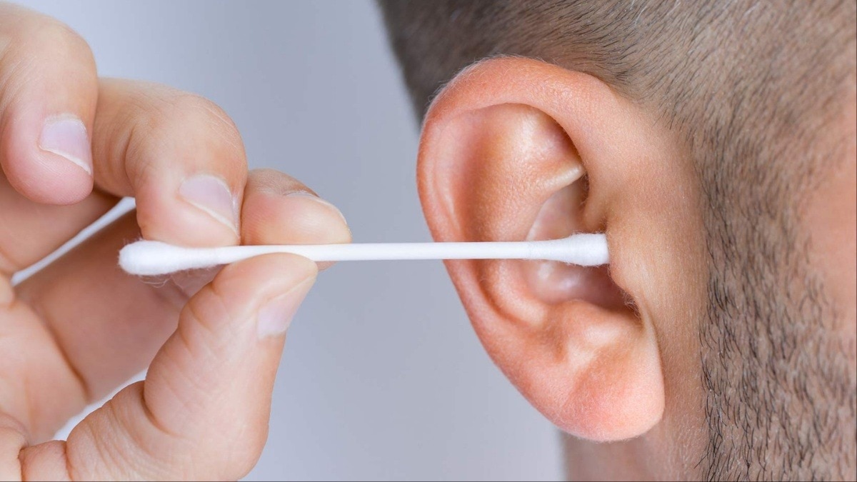 कान का मैल गंदगी नहीं सुरक्षा कवच! जानें क्यों डॉक्टर ईयरबड्स इस्तेमाल करने से मना करते हैं (Photo- Adobe Stock)